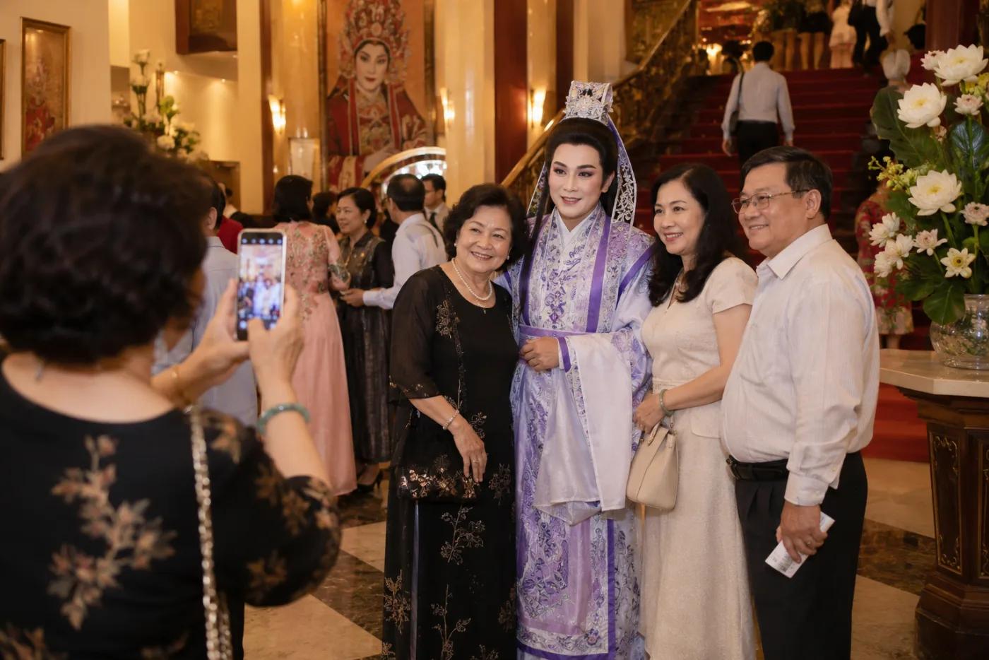 Chụp ảnh cùng nghệ sĩ